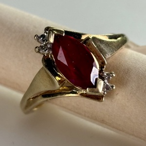  10 K YELLOW GOLD RUBY RING 