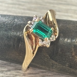 10 k yellow gold emerald ring 