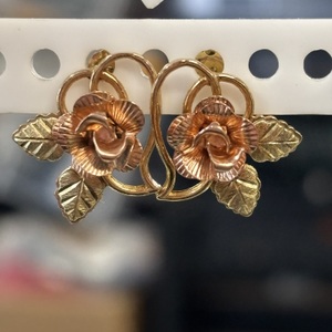  10 kt yellow gold rose shaped post earrings 