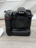 Nikon D200 10.2mp DSLR w/ MB-D200 grip and 4 batteries