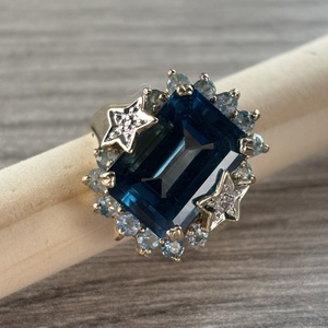  10 kt yellow gold large blue topaz ring 