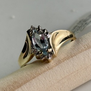  10 kt aquamarine ring 