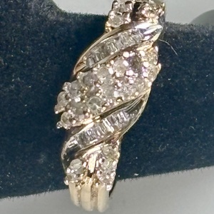  10 K YELLOW GOLD DIAMOND RING 
