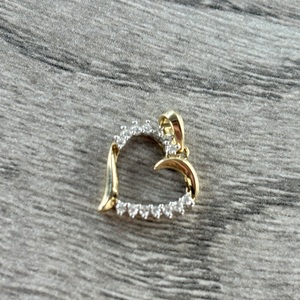  10 kt  lab grown diamond heart pendant