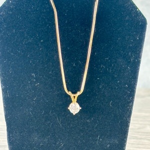  14 kt yellow gold round chain with diamond pendant