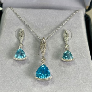  10 kt white gold matching necklace and earring set Blue Topaz