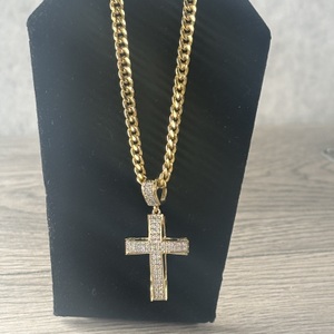  10 kt yellow gold chain with diamond chip cross pendant