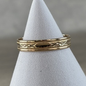  10 k yellow gold decorative scroll band . 
