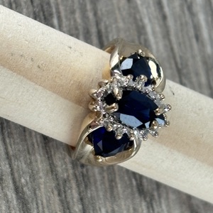  10kt yellow gold sapphire ring 