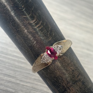  10 kt yellow gold ruby and diamond chip womens ring
