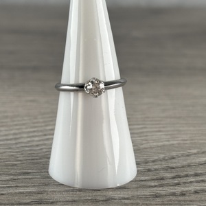  14 kt white gold vintage diamond engagement ring 