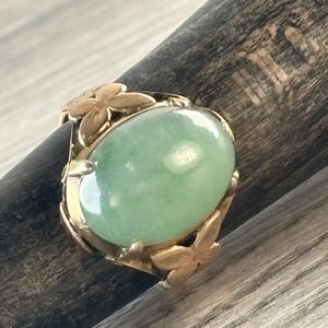 14 k yellow gold large jade ring .