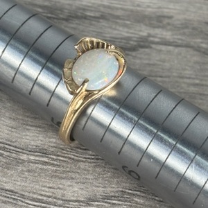  14kt yellow gold opal ring