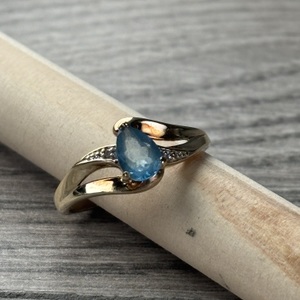  10k yellow gold teardrop blue topaz fashion ring.