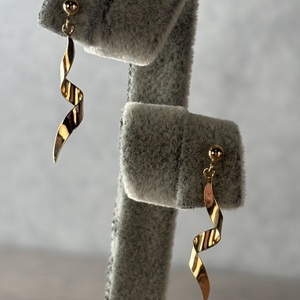  14 kt dangle earrings twist .30
