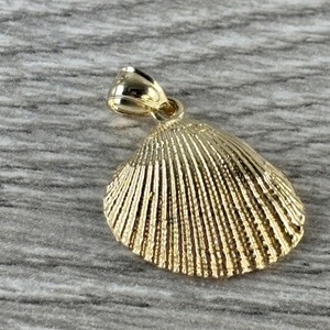 14 kt shell pendant 