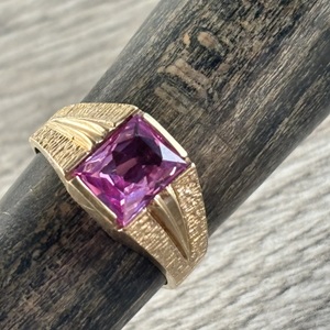  10 k pink stone ring 